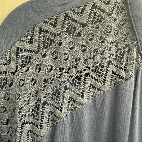 Cable and Gauge Blue V-neck Women’s top size M with Lace detail - Image 3