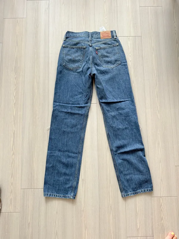Levi’s Low Pro Women’s Straight Jeans in breath-out medium wash - Image 4