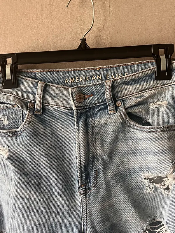 American Eagle Distressed Mom Jeans Size 6 - Image 3