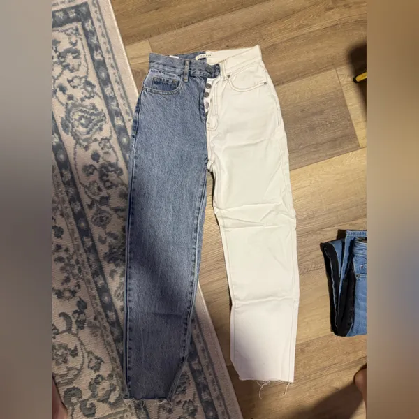 PacSun Women's Two-Tone High-Rise Ankle Jeans - Light Blue & White - Image 4