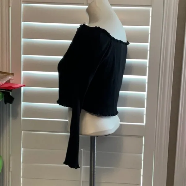 Black Off-Shoulder Crop Top - Image 5