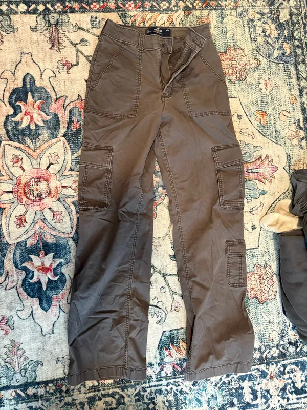 Hollister Ultra High-Rise Baggy Cargo Pants - Image 3