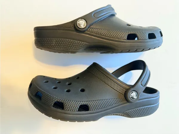 Crocs clogs perforated lightweight black, unisex, size 8 Women's/6 Men's - Image 14