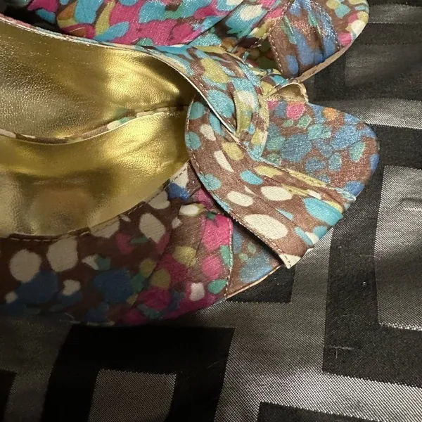 Steve Madden multi color peep toe, fabric upper, leather sole, corkscrew heel, - Image 7