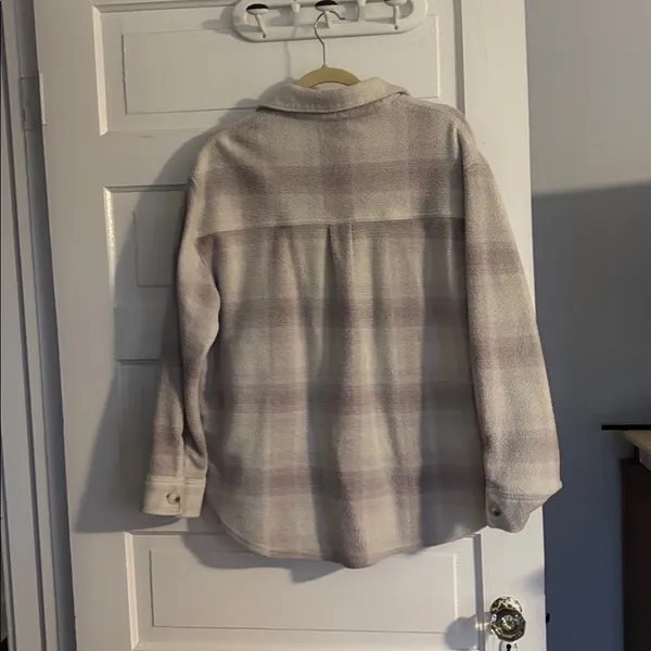 American Eagle Grey Plaid Shacket - Image 4