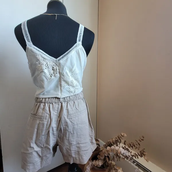 Elegant White And Off White Lace Top Cropped SRV X FTF Sz 1 NWT - Image 4