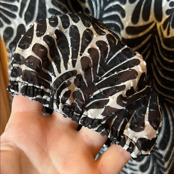 LOFT Black &‎ White Leaf Print Blouse Small Long Sleeve Ruffles Lined Textured - Image 6