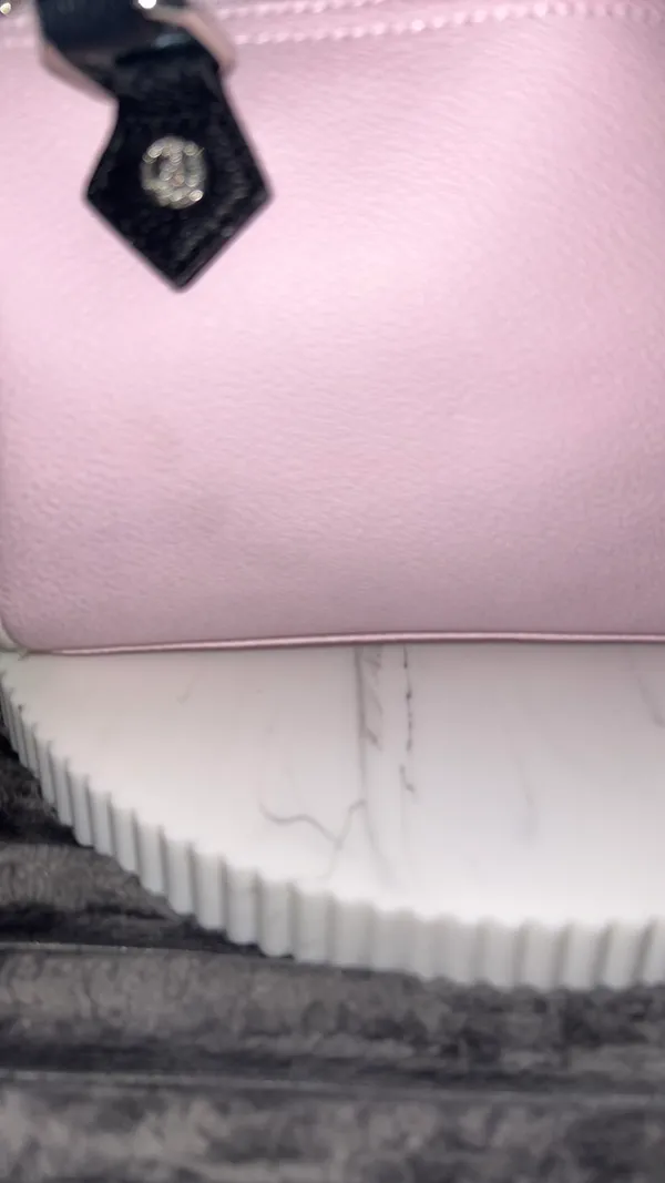 Sac bandoulière Von Dutch Mini Barrel Rose 🎀 - Image 3