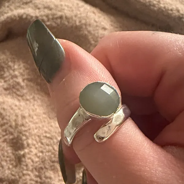 Elegant Silver Ring with Green Stone - Image 2