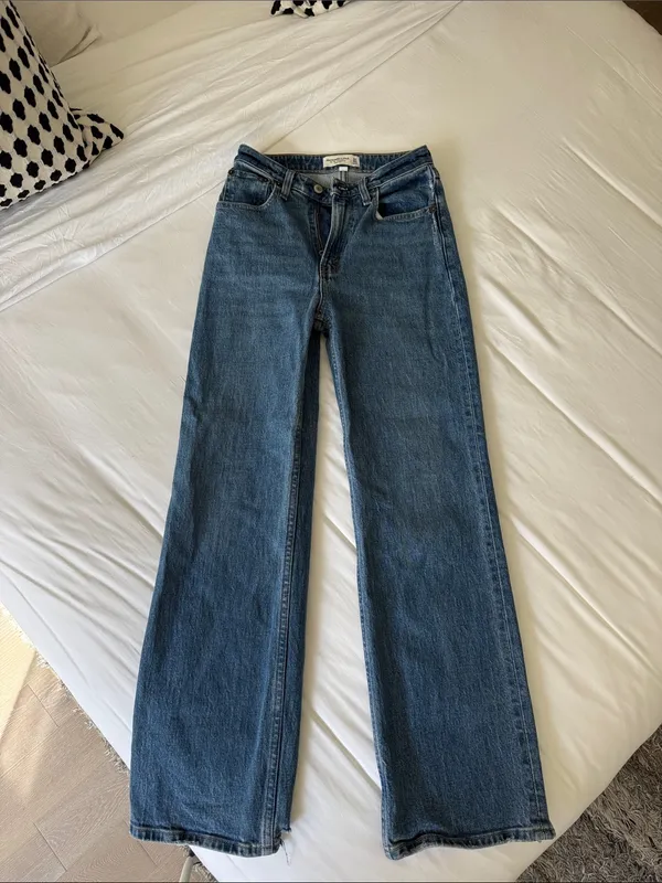Abercrombie The 90’s Relaxed High Rise Jean - Image 2