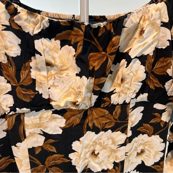 Old Navy Black and White Floral Long Sleeve Dress - Image 4