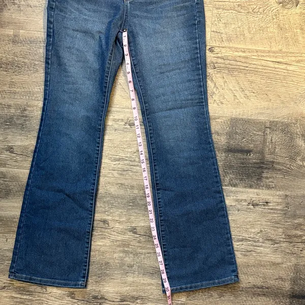 Women's Boot Cut/Flare Jeans — Medium Wash Blue Size 8 - Image 8