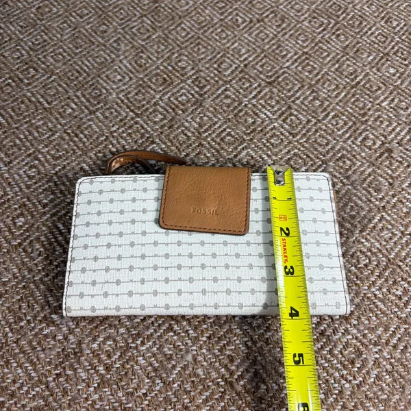 Fossil Women's Kinley Tan Bifold Wallet - Image 10