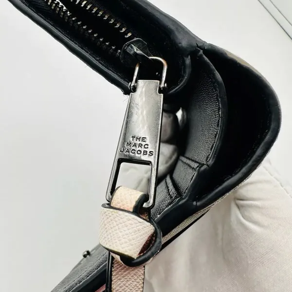 Marc Jacob’s small zip wallet EUC - Image 9