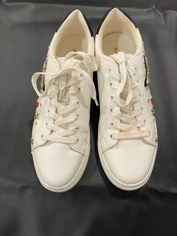 Aldo white sneakers with gold star and red flower embellishments, size US 9 - Image 8