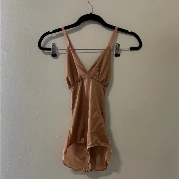 SKIMS BARELY THERE BODYSUIT BRIEF Sz SMALL BRONZE - Image 2