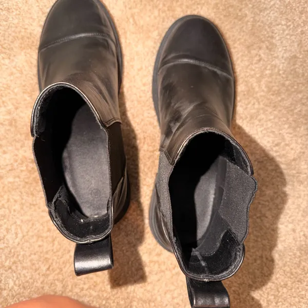 Mini black boots Size 9.5 - Image 5