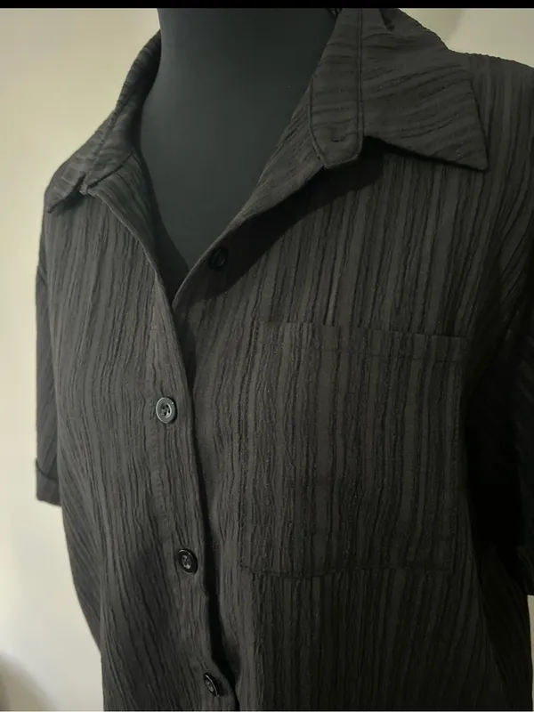 Relaxed Layering Black Short-Sleeve Textured Button-Down Shirt Small - Image 4