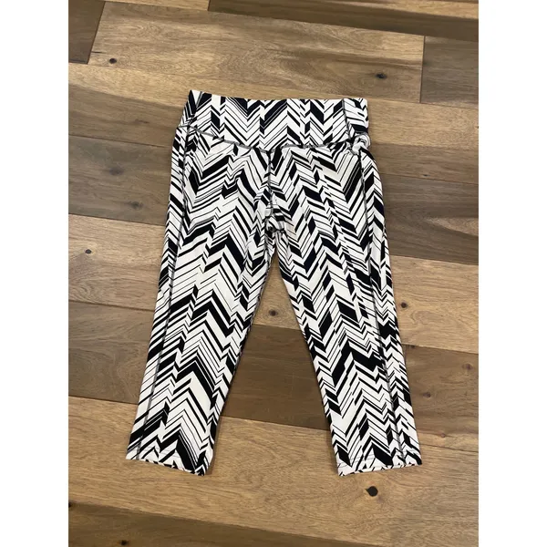 Nike Dri‑Fit Size L Black & White Print Capri Leggings - Image 10