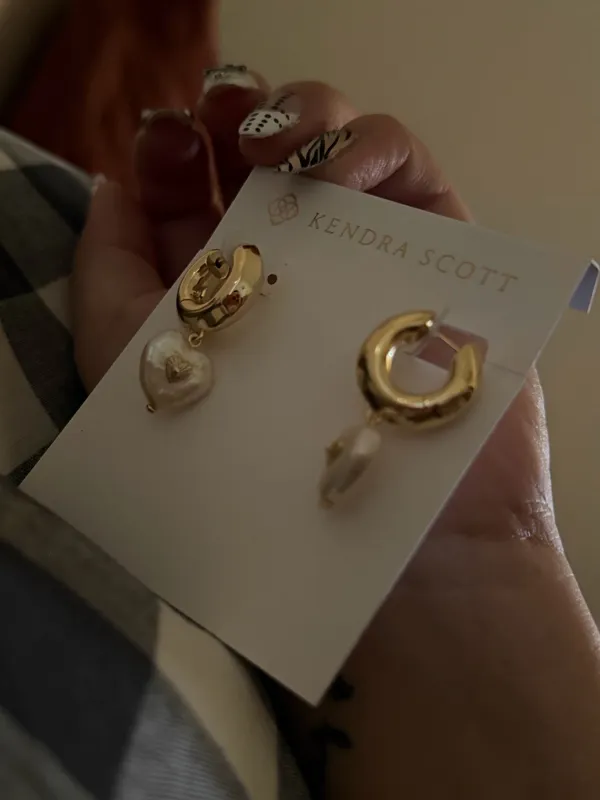 BNWT Kendra Scott Sasha Heart in Gold Huggies w/Pearl Heart Charm $90 - Image 6
