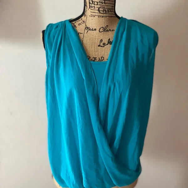 Flowing front with a simple back tank top ~ good condition Blue - Image 6