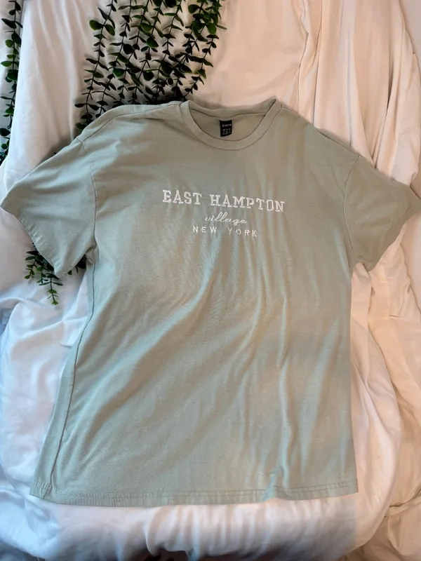 SHEIN East Hampton Village New York Sage Green Graphic T-Shirt Size Small - Image 3
