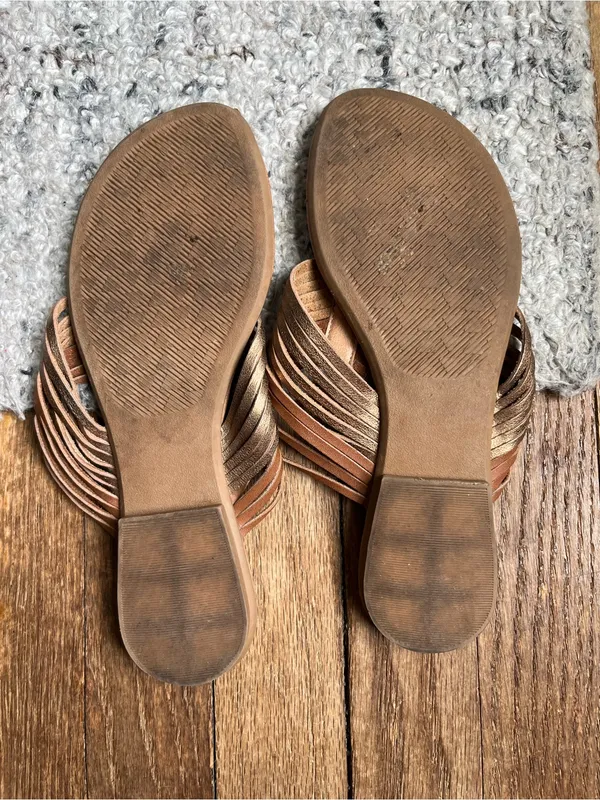 •Andrea strappy gold flat sandal• Size 8 - Image 4