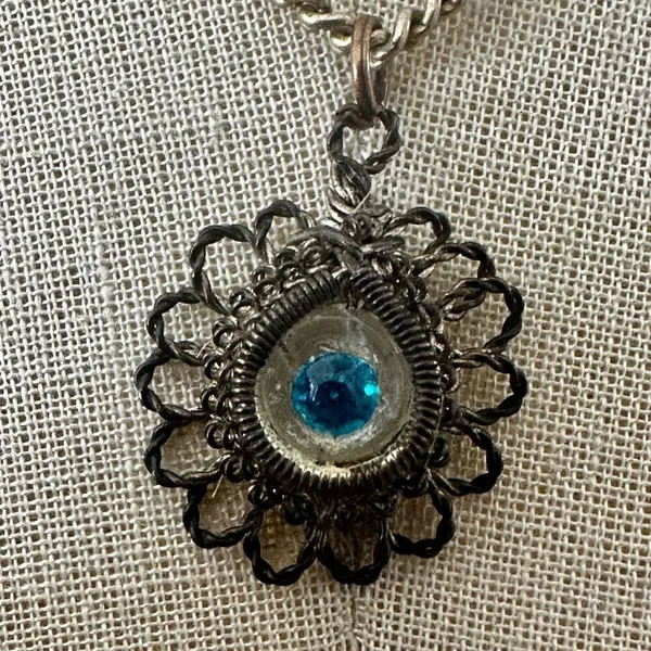 Filigree flower vintage pendant necklace - Image 2