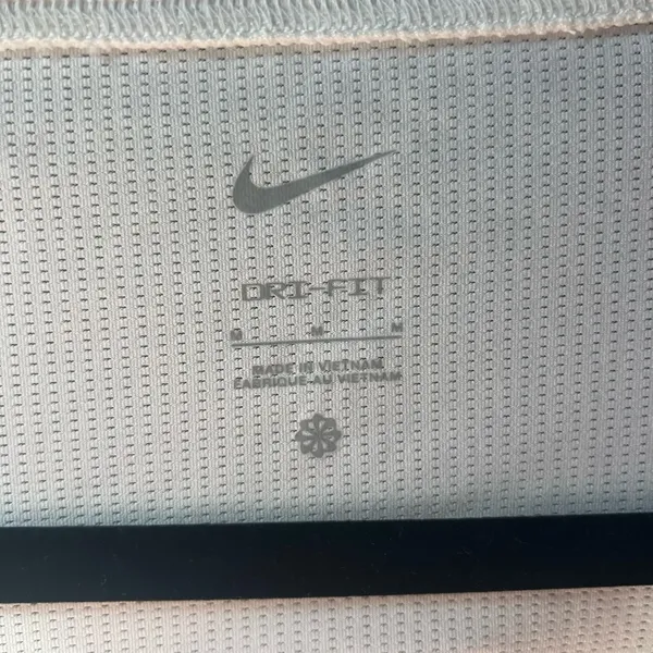 ✨NEW✨ White Nike Athletic Top! - Image 3
