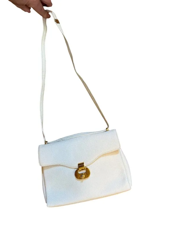 Chic de Paris Structured Textured Gold Toned Hardware Vintage Shoulder Bag - Image 4