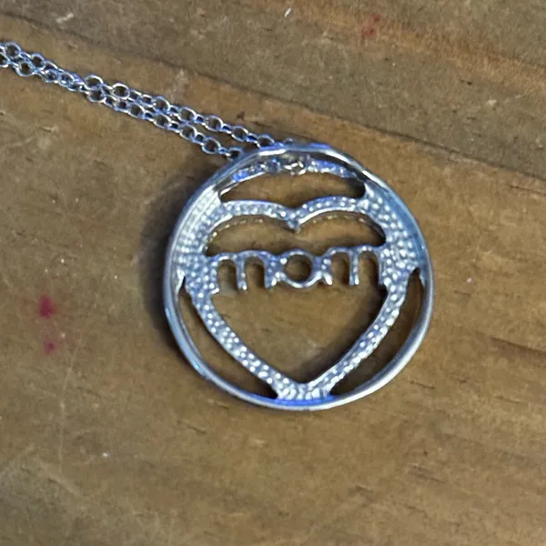 Silver tone Mom pendant necklace - Image 3