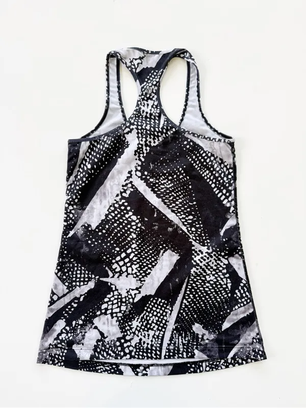 lululemon Dynamic Black White Graphic Tank Top Racerback Tank size 8 - Image 4