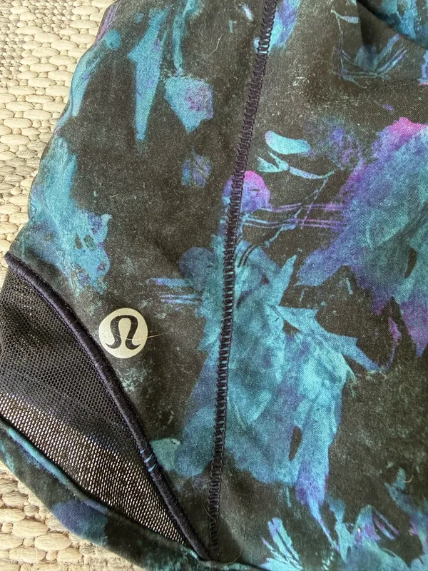 Lululemon Hotty Hot Shorts 2.5” Floral Shift Size 2 - Image 6