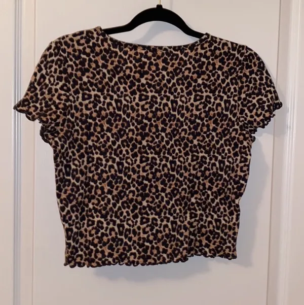 Cheetah Lettuce Hem Print Crop Top Short Sleeve - Image 3