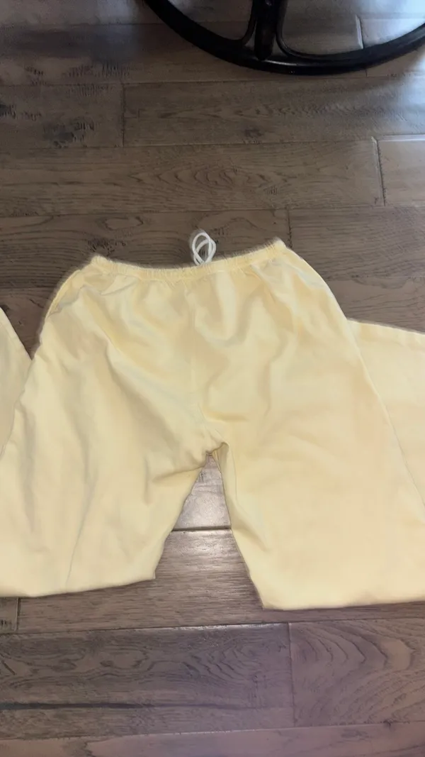 Brandy Melville, butter, yellow wide leg sweat sweatpants with no flaws - Image 4