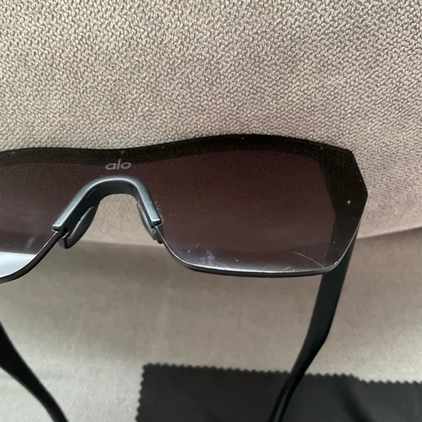 Alo Yoga Stunner Sunglasses Black - Image 4