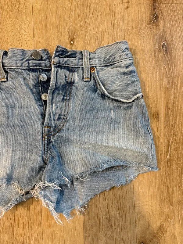 Levi’s Distressed Frayed Jean Shorts - Image 3