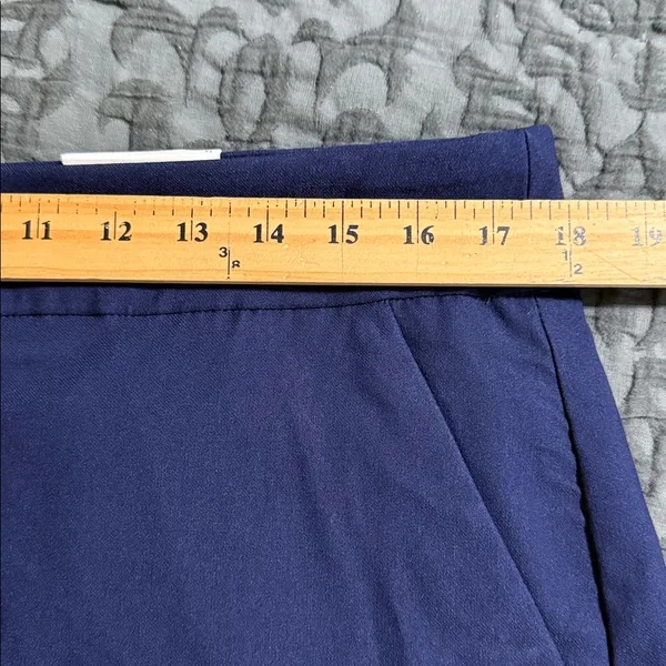 Crown & Ivy women’s size 16 scalloped solid blue millennium elastic waist shorts - Image 4
