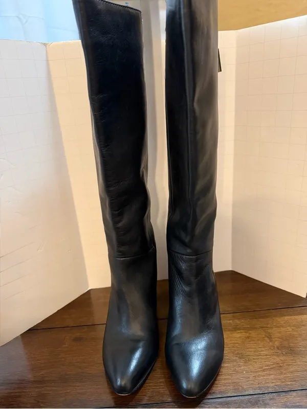 Louise et Cie Black Leather Knee High Boots Gold Zip Block Heel Sz 9M EU 40 - Image 2