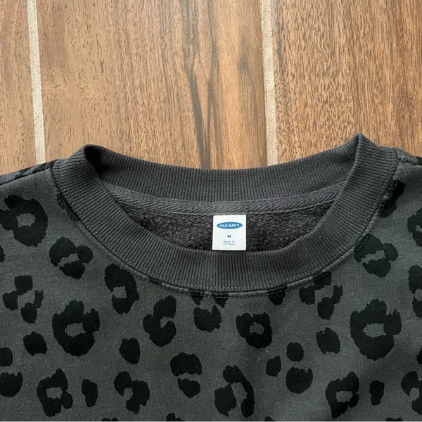 Old Navy Leopard pullover size M - Image 4