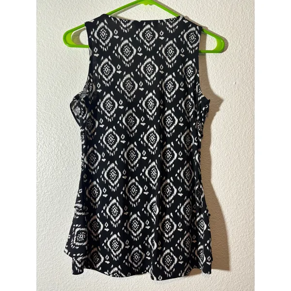 White House Black Market Size XS Scoop Neck Black White Tribal Southwestern Top - Image 3