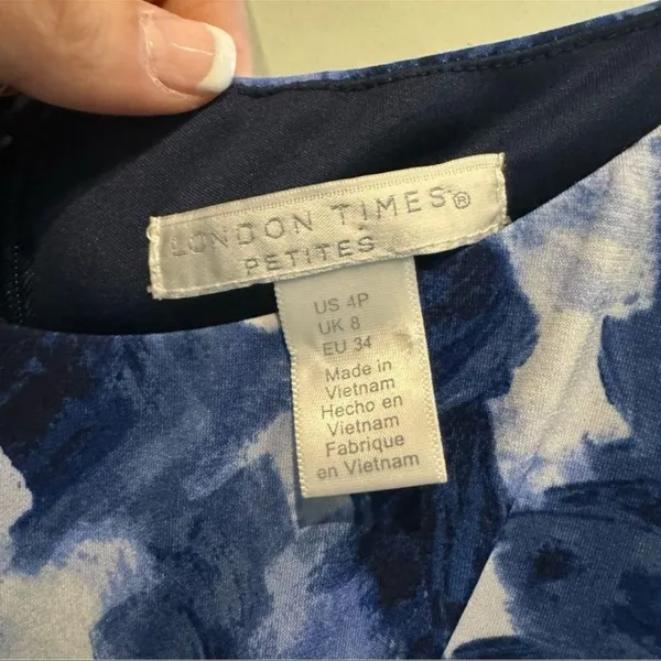 London Times Petites Blue Abstract Print Knot Front Dress – Size 4P - Image 4