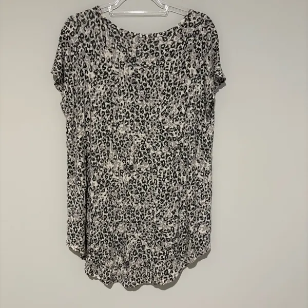 Maurice’s 24/7 Comfort animal print top grey and‎ White size XL - Image 2