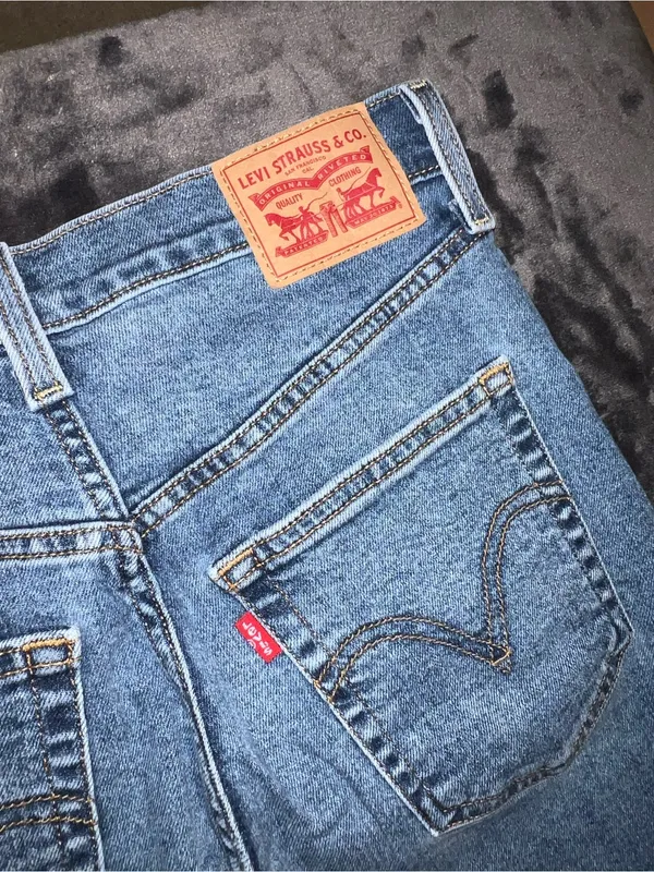 Levi’s Ribcage Straight Jean Size 28 - Image 12