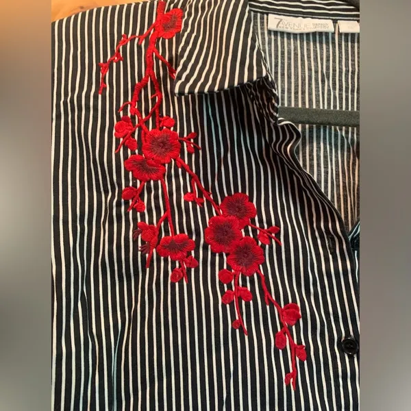 7th Avenue New York & Co. B&W blouse with red embroidery. Size Large - Image 2