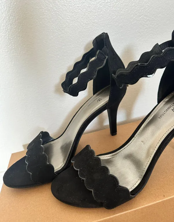 Heels Black Size 8.5 - Image 2
