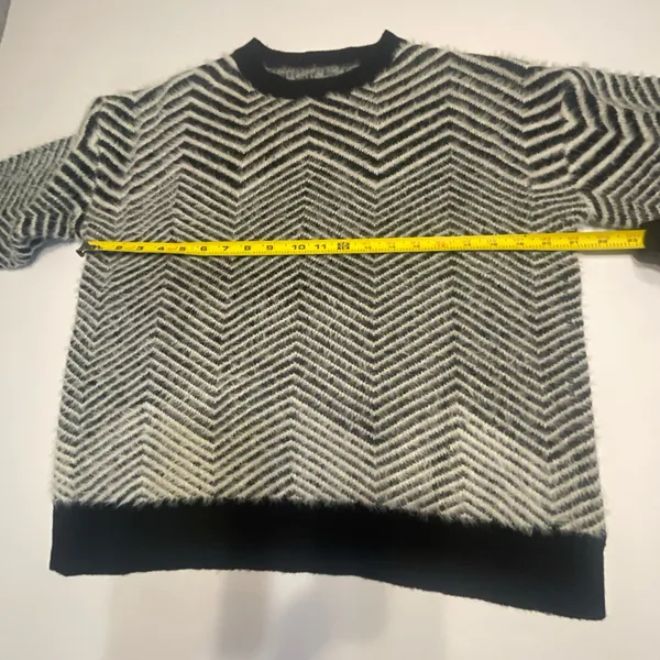 100% Acrylic Sweater. Womens. Small. Black & White Chevron. Fluffy Soft Texture. - Image 6