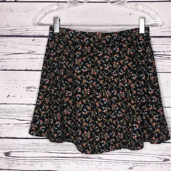 Forever 21 NWT Size S Floral Print A-Line Mini Skirt - Image 2