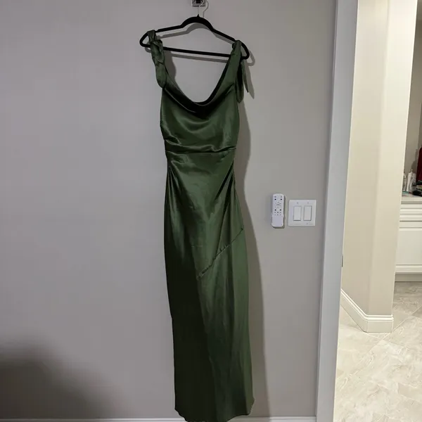 Petal & Pup Selma Off Shoulder Olive Dress Size M - Image 9