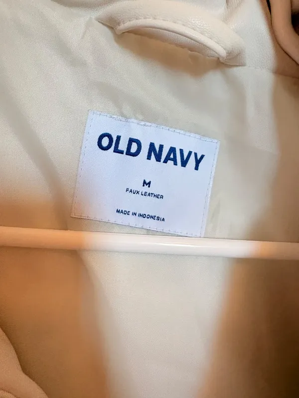 Old Navy Puffer Vest - Image 3